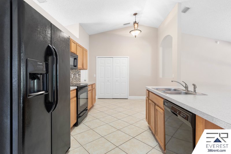 SPACIOUS 3+DEN/2/2 IN DESIRABLE LEHIGH WOODS property image