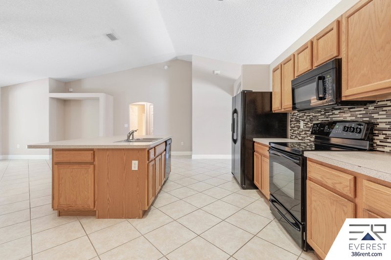 SPACIOUS 3+DEN/2/2 IN DESIRABLE LEHIGH WOODS property image