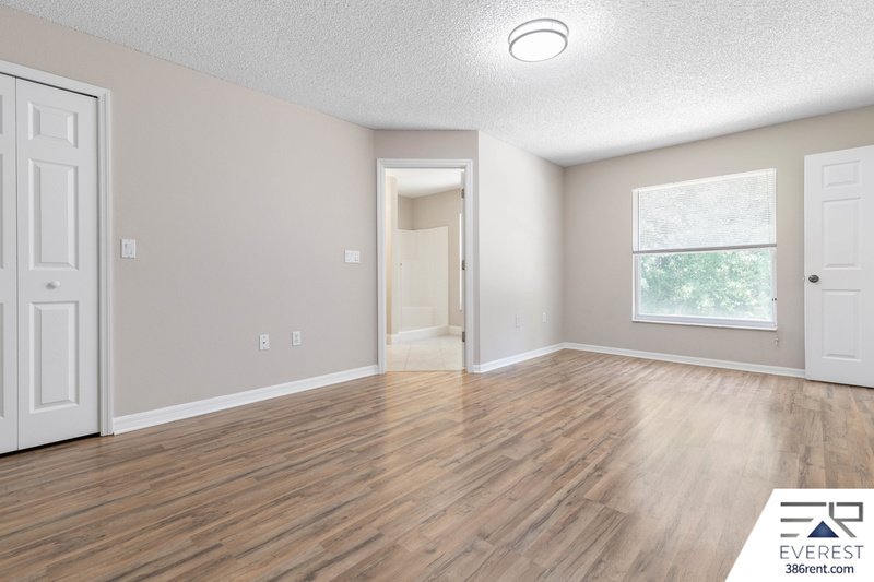 SPACIOUS 3+DEN/2/2 IN DESIRABLE LEHIGH WOODS property image