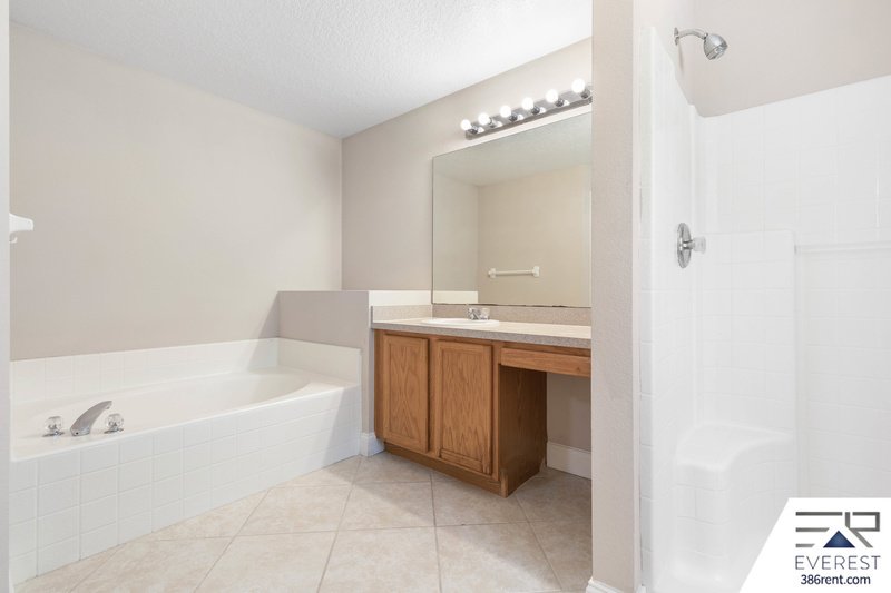 SPACIOUS 3+DEN/2/2 IN DESIRABLE LEHIGH WOODS property image