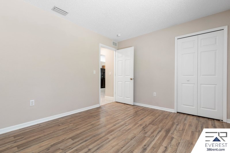 SPACIOUS 3+DEN/2/2 IN DESIRABLE LEHIGH WOODS property image