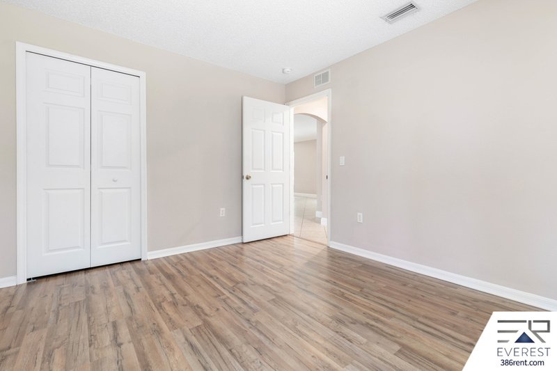 SPACIOUS 3+DEN/2/2 IN DESIRABLE LEHIGH WOODS property image