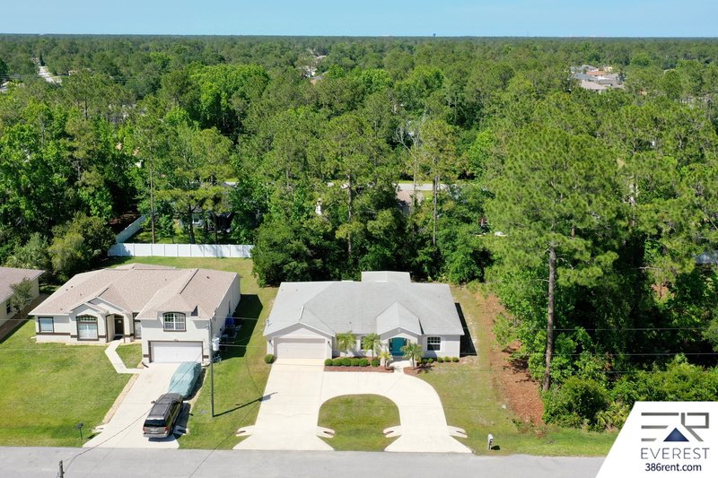 SPACIOUS 3+DEN/2/2 IN DESIRABLE LEHIGH WOODS property image