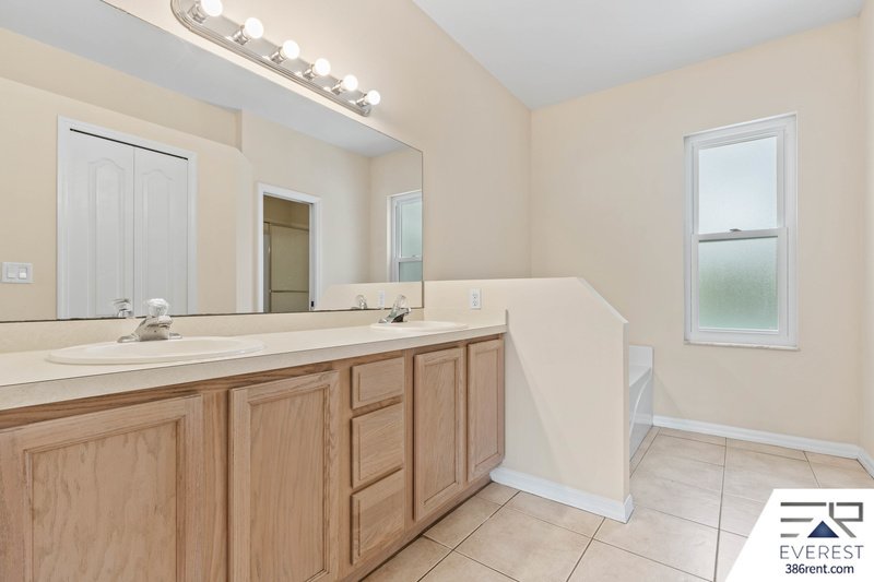 3/2/2 POOL HOME IN POPULAR PINE GROVE property image