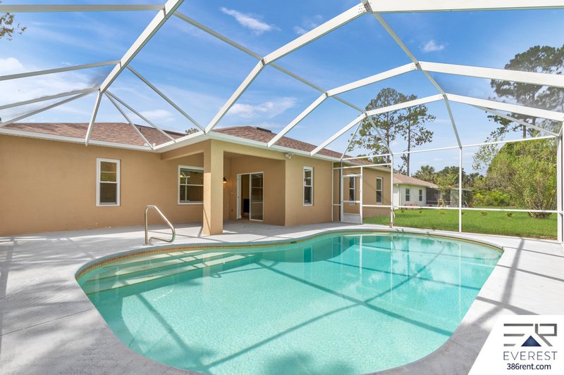 3/2/2 POOL HOME IN POPULAR PINE GROVE property image