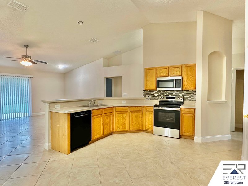 INVITING 3+DEN/2/2 IN DESIRABLE INDIAN TRAILS property image