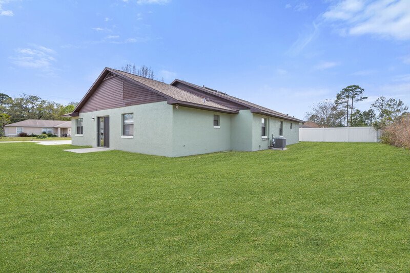 LIKE NEW 3/2/2 IN DESIRABLE PINE LAKES property image