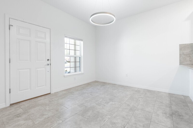 LIKE NEW 3/2/2 TOWNHOME IN POPULAR PINE GROVE property image