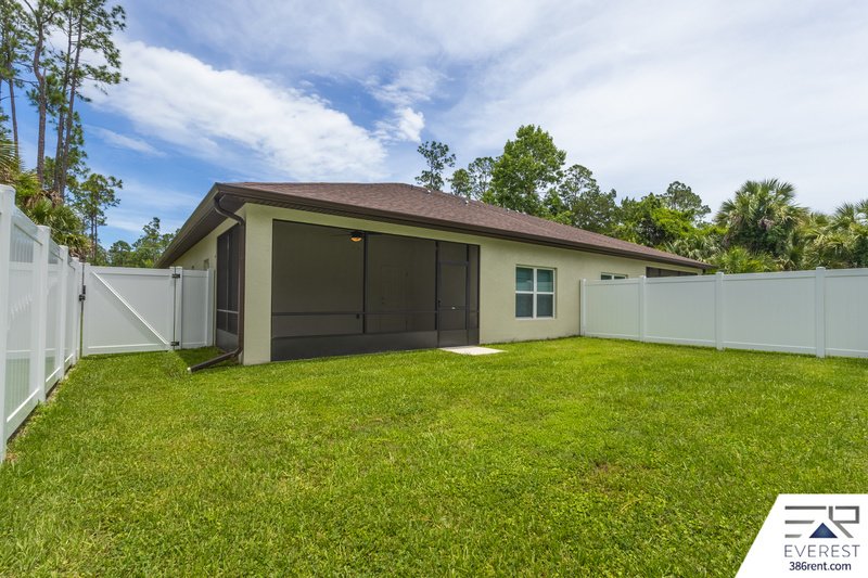 LIKE NEW 3/2/2 TOWNHOME IN POPULAR PINE GROVE property image