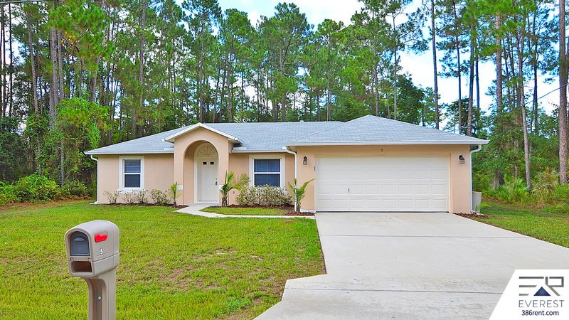 FUNCTIONAL 3/2/2 IN THE HEART OF PALM COAST property image