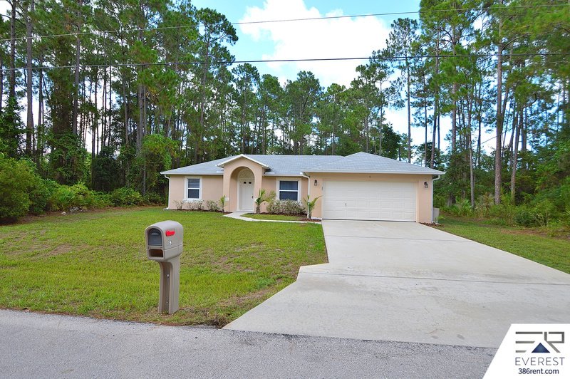 FUNCTIONAL 3/2/2 IN THE HEART OF PALM COAST property image