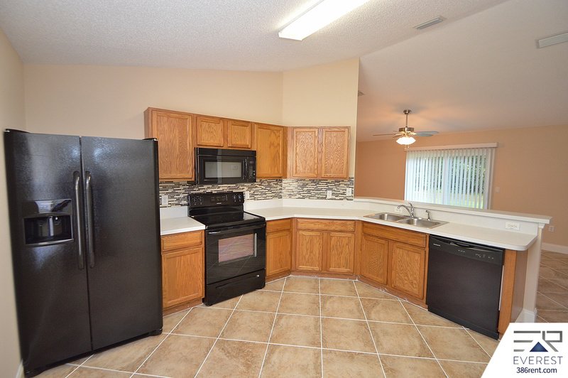 FUNCTIONAL 3/2/2 IN THE HEART OF PALM COAST property image