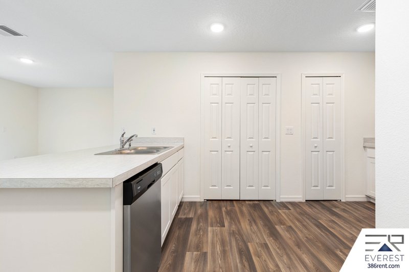 LIKE NEW 3/2/2 IN POPULAR LEHIGH WOODS property image