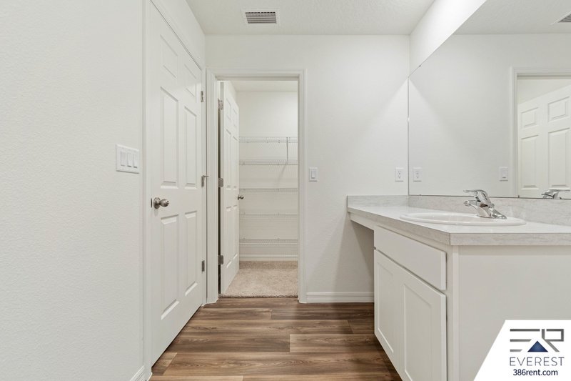 LIKE NEW 3/2/2 IN POPULAR LEHIGH WOODS property image
