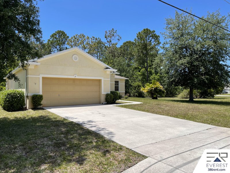FUNCTIONAL 3/2/2 IN POPULAR LEHIGH WOODS property image