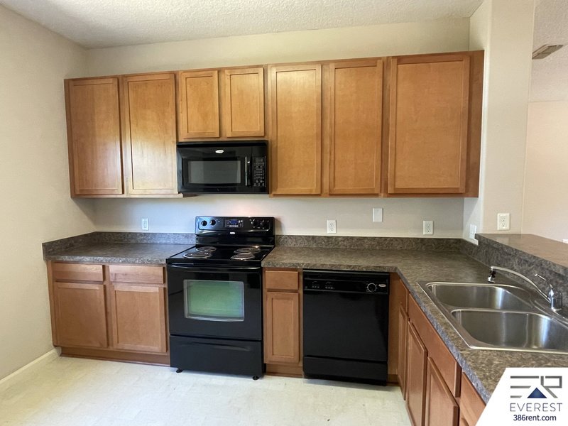FUNCTIONAL 3/2/2 IN POPULAR LEHIGH WOODS property image