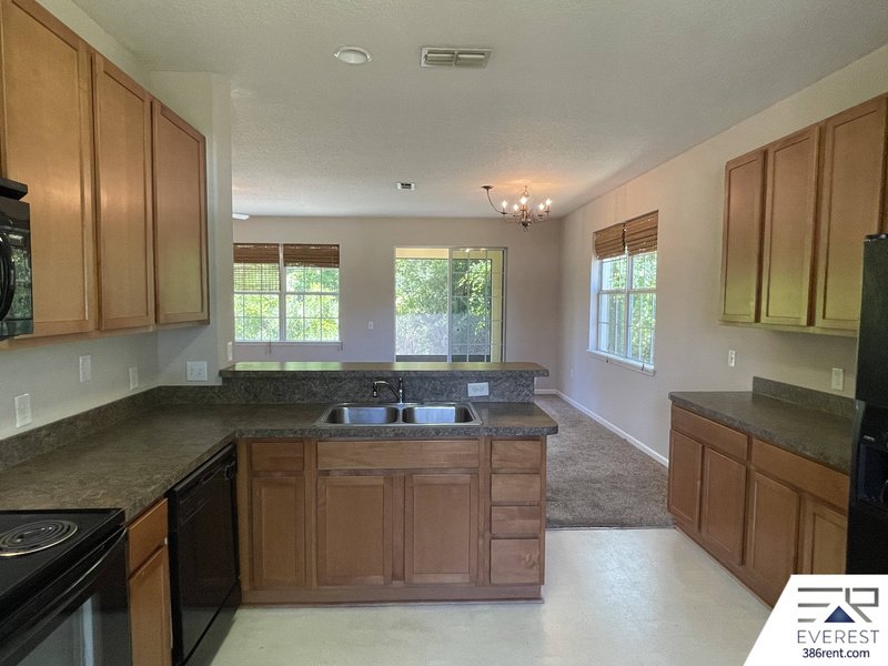 FUNCTIONAL 3/2/2 IN POPULAR LEHIGH WOODS property image