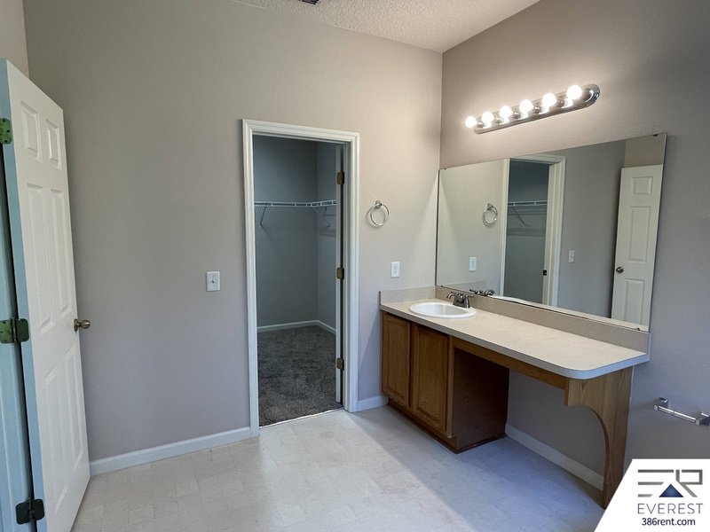 FUNCTIONAL 3/2/2 IN POPULAR LEHIGH WOODS property image