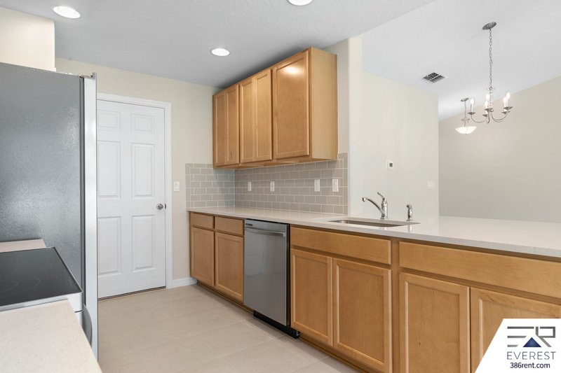 LIKE NEW 3/2/2 IN DESIRABLE SEMINOLE WOODS property image