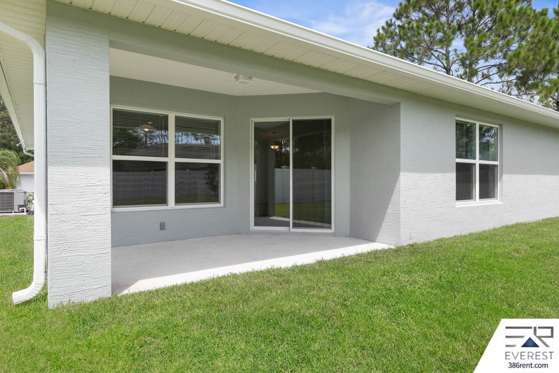 LIKE NEW 3/2/2 IN DESIRABLE SEMINOLE WOODS property image