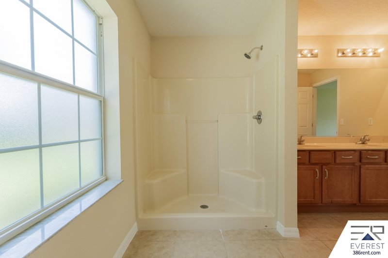 SPACIOUS 4/3/2 IN POPULAR LEHIGH WOODS property image