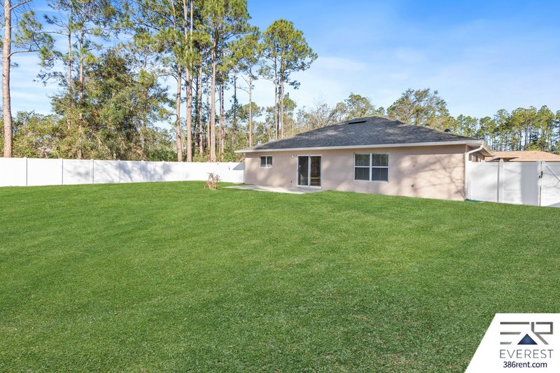 FULLY FENCED, LIKE NEW 3/2/1 IN POPULAR LEHIGH WOODS property image