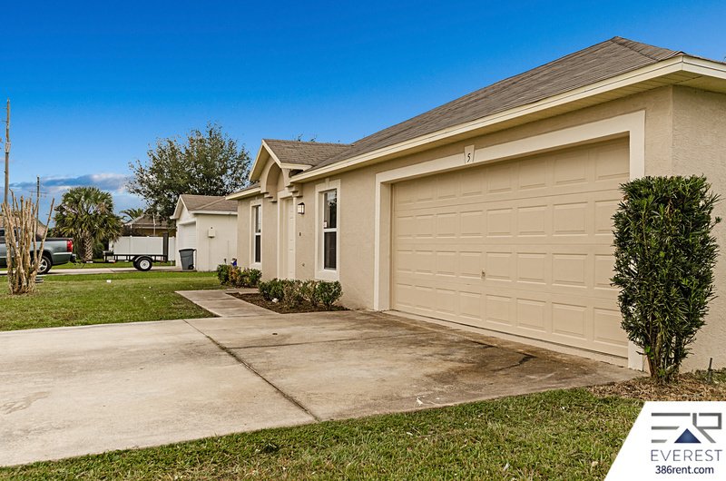 FUNCTIONAL 3/2/2 IN DESIRABLE MATANZAS WOODS property image