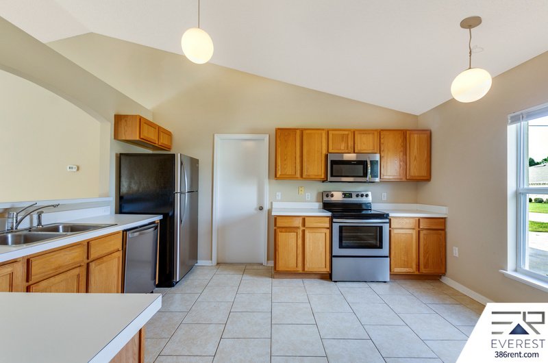 FUNCTIONAL 3/2/2 IN DESIRABLE MATANZAS WOODS property image