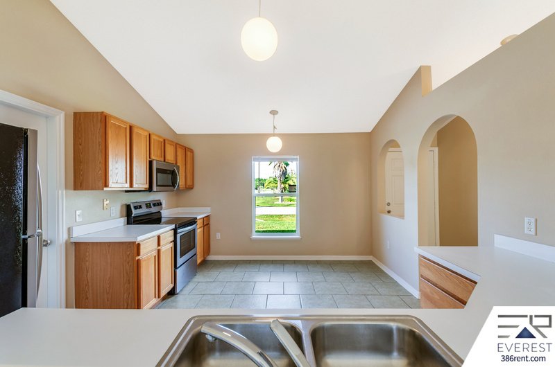 FUNCTIONAL 3/2/2 IN DESIRABLE MATANZAS WOODS property image