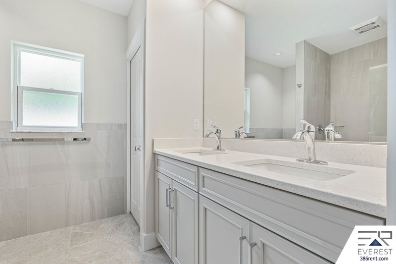 CUSTOM BUILT, LIKE NEW 4/2/2, fully fenced on a quiet cul-de-sac property image